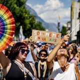 La Pride 2024 se tient ce samedi à Martigny (VS) avec pour slogan "Soi-même, partout!". KEYSTONE/JEAN-CHRISTOPHE BOTT